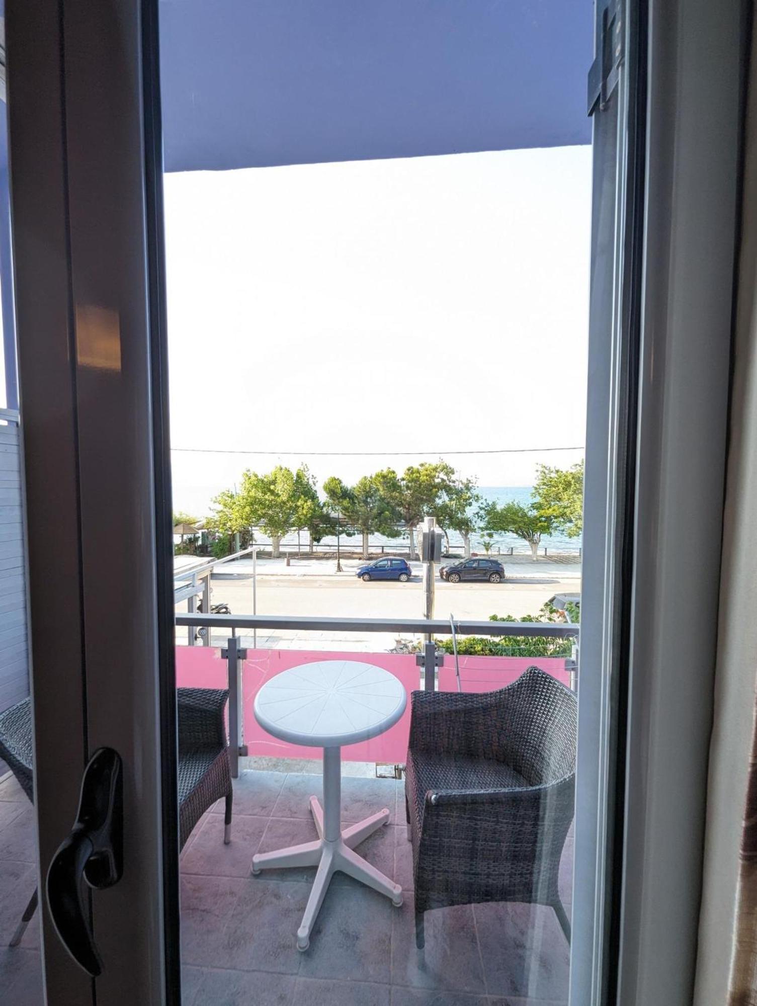 Okeania Seafront Rooms In กาเมนาวูร์ลา ภายนอก รูปภาพ