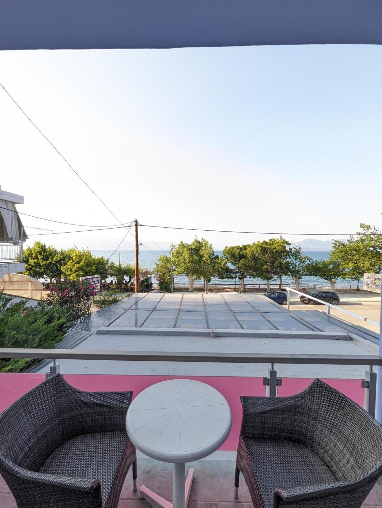 Okeania Seafront Rooms In กาเมนาวูร์ลา ภายนอก รูปภาพ