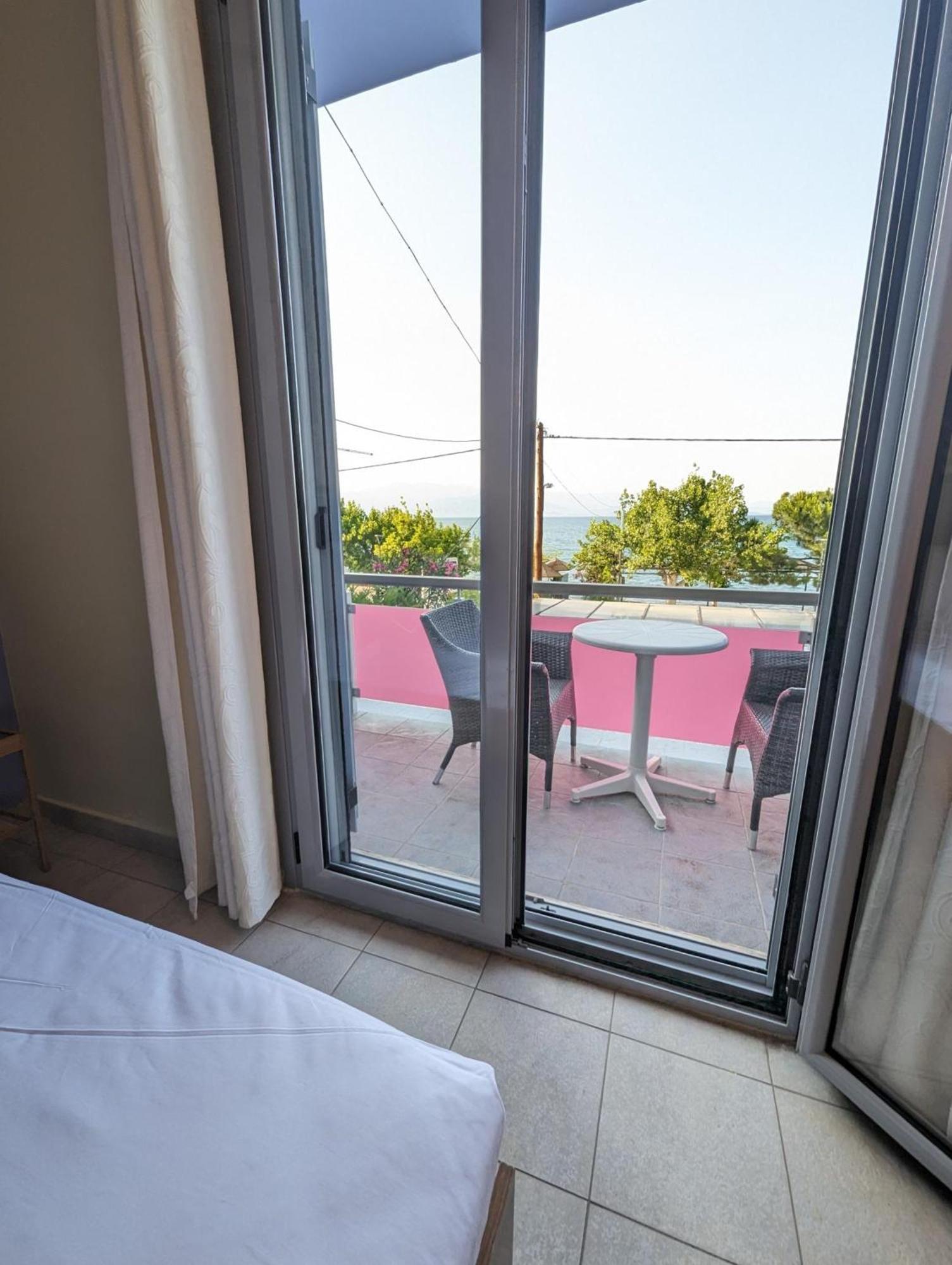 Okeania Seafront Rooms In กาเมนาวูร์ลา ภายนอก รูปภาพ