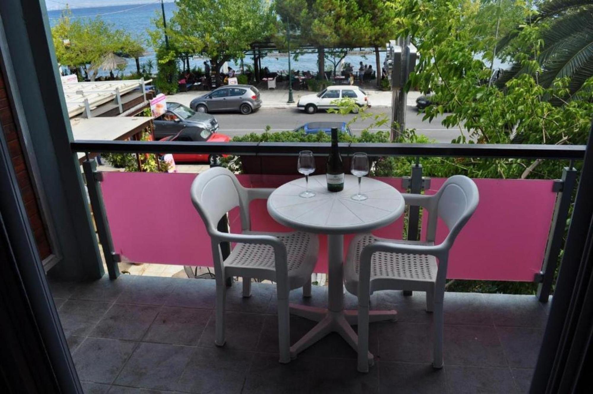 Okeania Seafront Rooms In กาเมนาวูร์ลา ภายนอก รูปภาพ