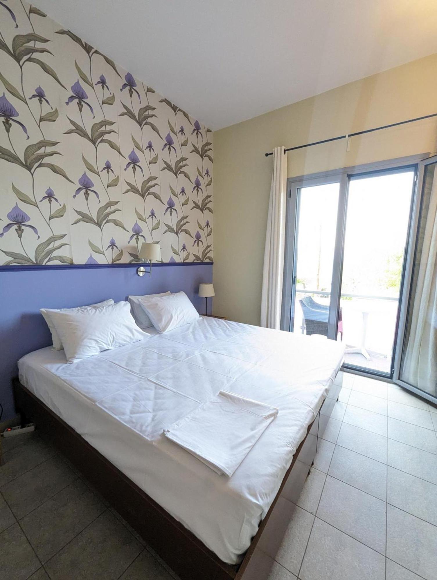 Okeania Seafront Rooms In กาเมนาวูร์ลา ภายนอก รูปภาพ