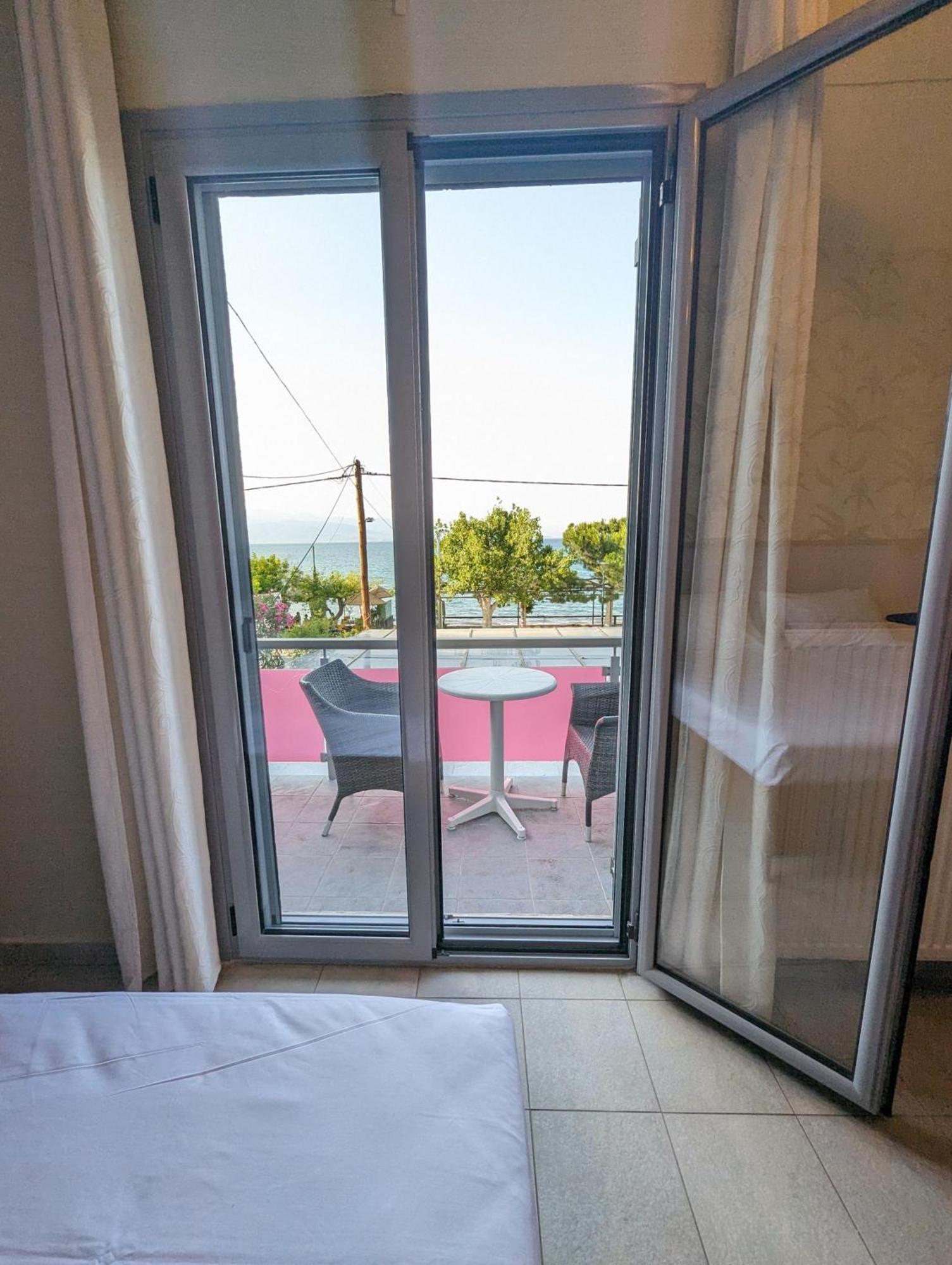 Okeania Seafront Rooms In กาเมนาวูร์ลา ภายนอก รูปภาพ