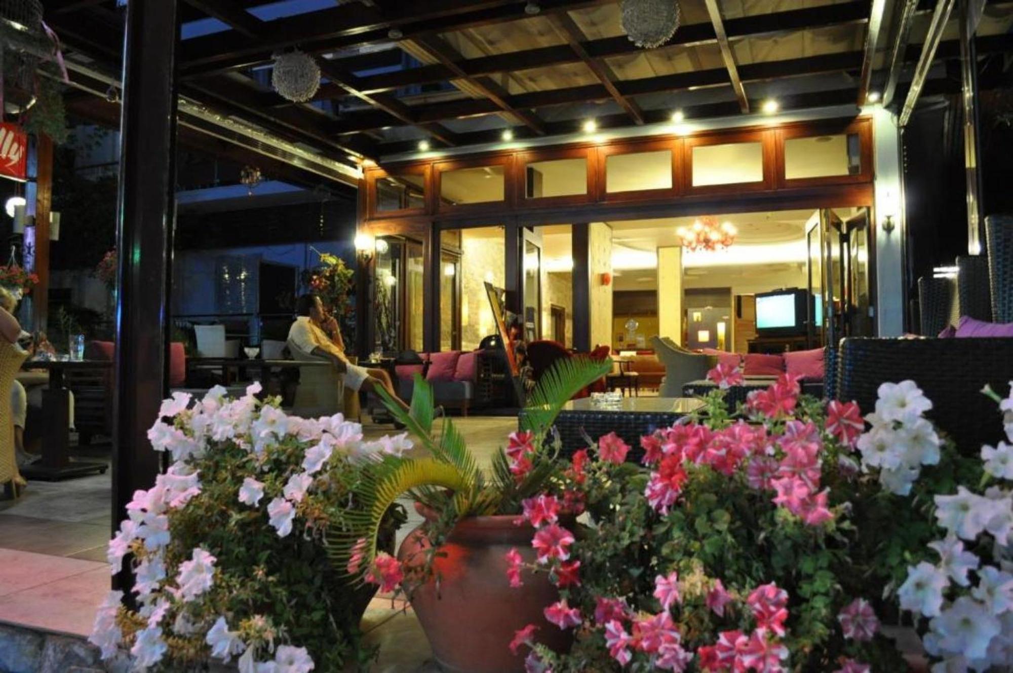Okeania Seafront Rooms In กาเมนาวูร์ลา ภายนอก รูปภาพ