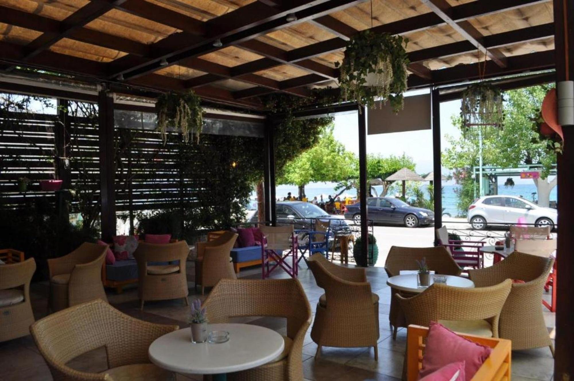 Okeania Seafront Rooms In กาเมนาวูร์ลา ภายนอก รูปภาพ