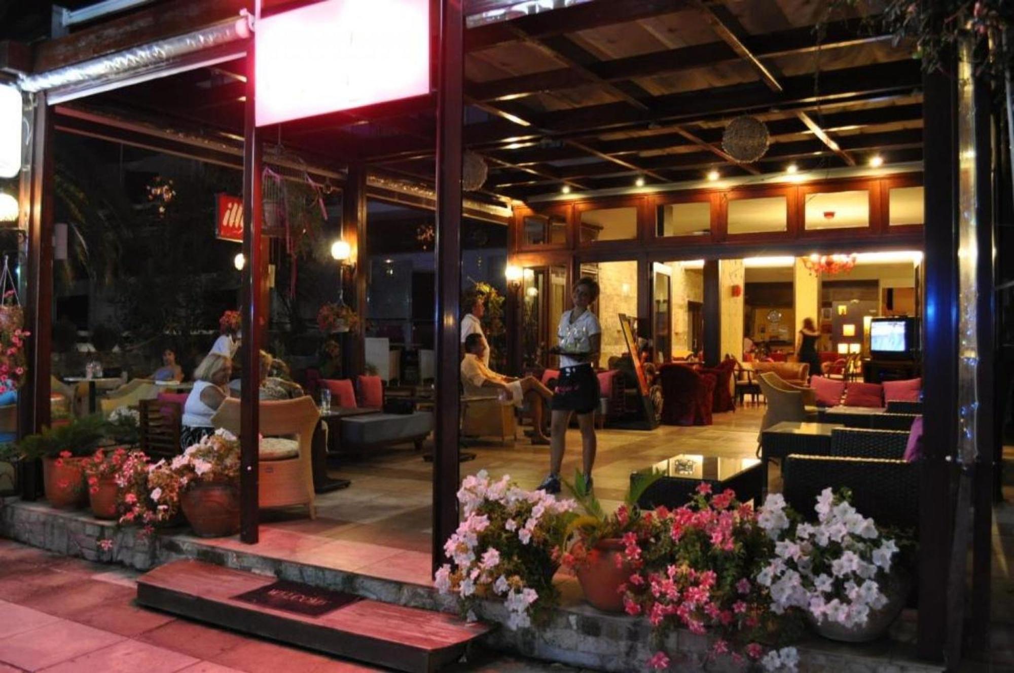 Okeania Seafront Rooms In กาเมนาวูร์ลา ภายนอก รูปภาพ